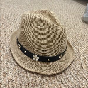Straw hat with flower details